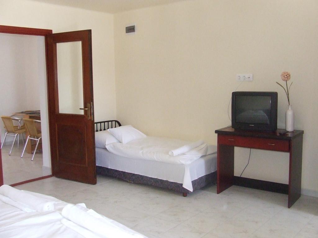 Napsugár Apartman Baja Habitación foto