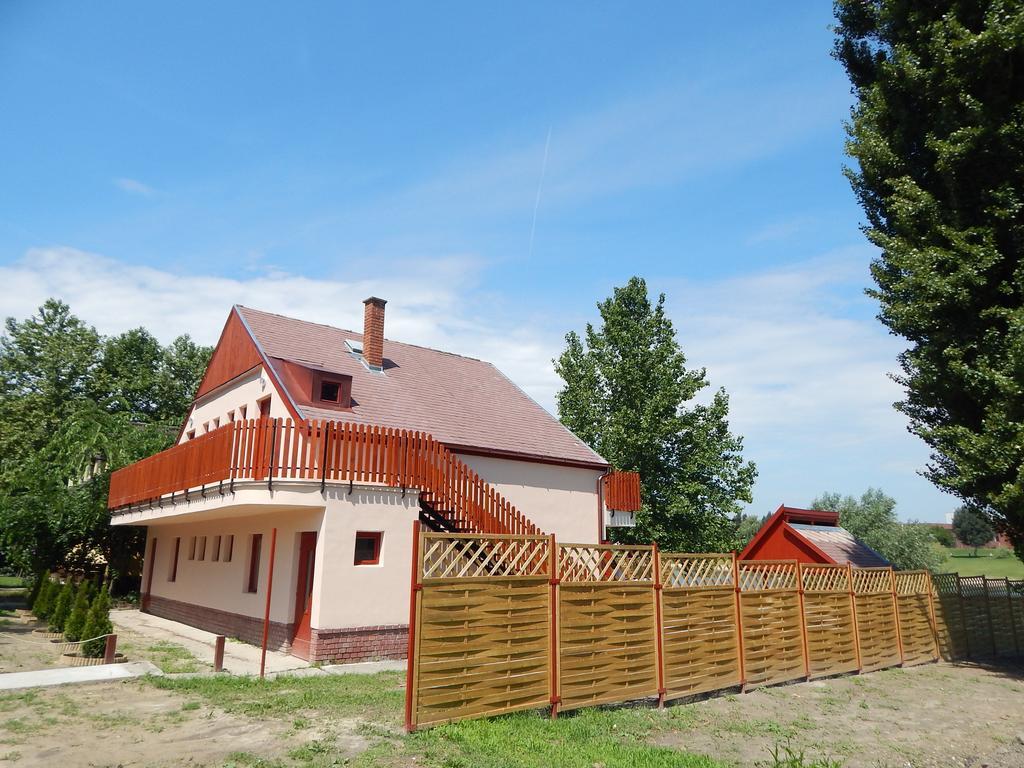 Napsugár Apartman Baja Habitación foto